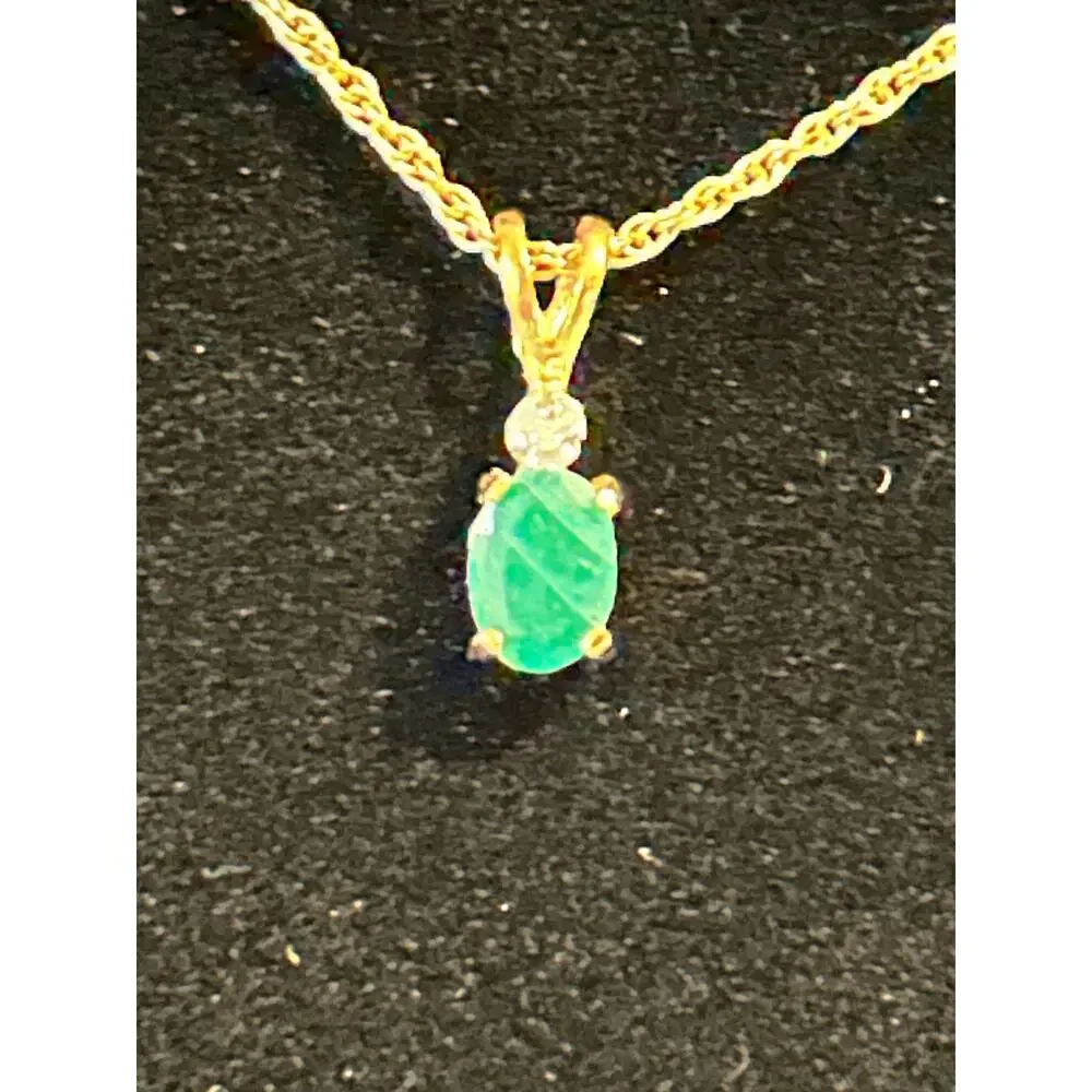 Gold Tone Faceted Emerald Green Oval Pendant Necklace 18